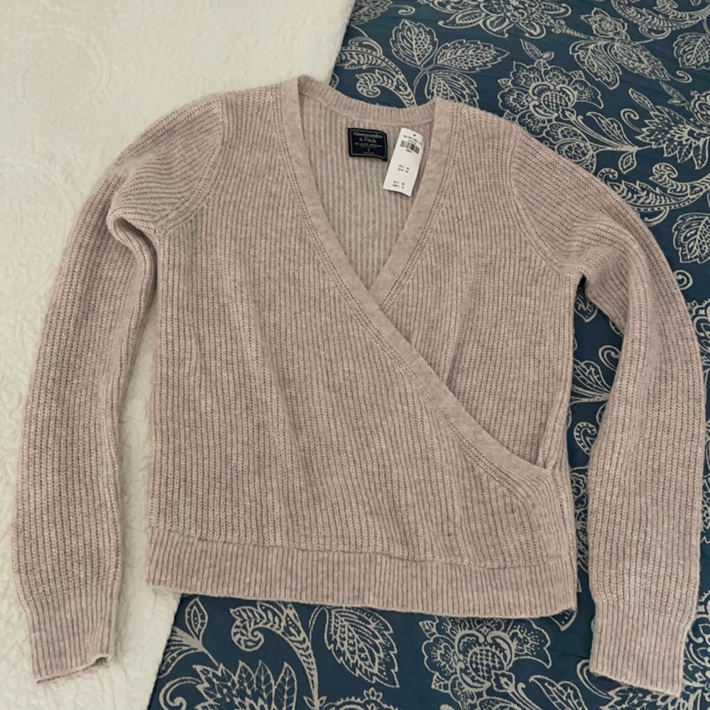 NWT ABERCROMBIE & FITCH SOFT BEIGE SWEATER SIZE SMALL Retail $68